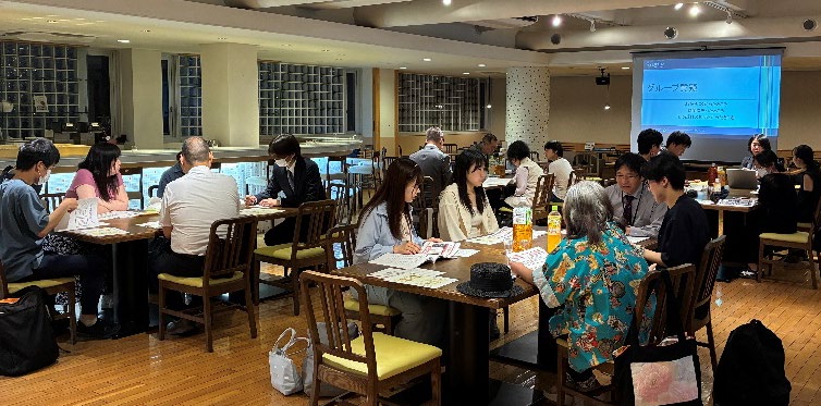グループに分かれての質疑応答の様子